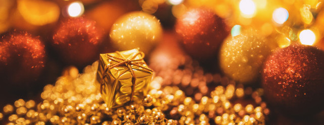 kaboompics.com_Tiny-Gold-Christmas-Gift2-e1448872402534